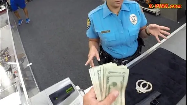 大 Huge boobs police officer fucked at the pawnshop for money 温暖的视频