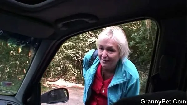 Grote Old granny is picked up from road and fucked warme video's