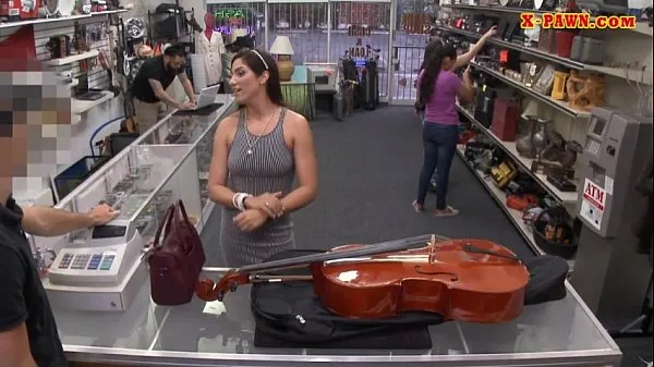Grosses Brunette babe sells her Cello and banged vidéos chaleureuses