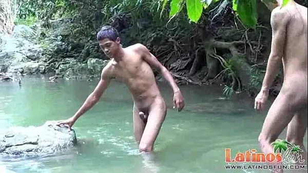 Grandes Rapazes latinos fazem strip-tease para diversão oral molhada na selva vídeos calorosos