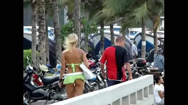 Grandes Sexy green mini shorts girl in public vídeos calorosos