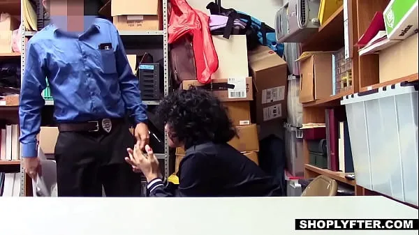 大 Busty teen shoplifter fucks the security guard for freedom 温暖的视频