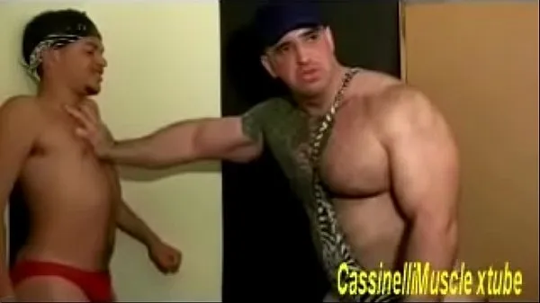 Grandes ENORME BODYBUILDER FUCKING A BLACK STUD vídeos calorosos