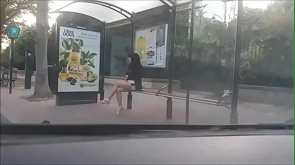 Veliki bitch at a bus stop topli videoposnetki