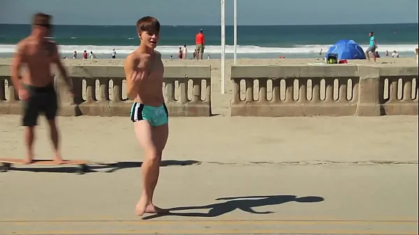 Grosses Minet danse sur la plage avec bosse speedo vidéos chaleureuses