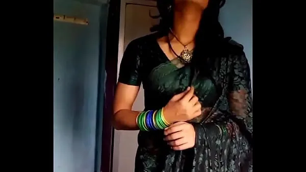 Μεγάλα Crossdresser in green saree ζεστά βίντεο