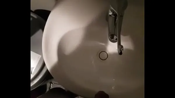 大 Man pissing in sink in restuarant 温暖的视频