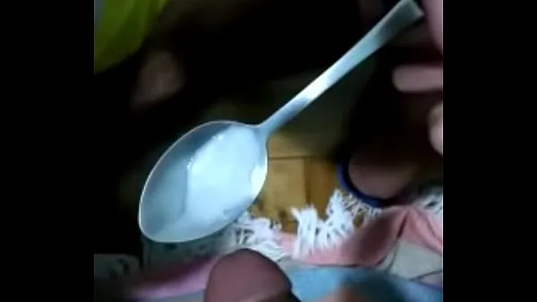 drinking milk from a spoon Video ấm áp lớn