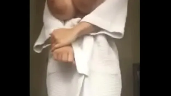 Μεγάλα Latina and Her Melons in a Robe ζεστά βίντεο