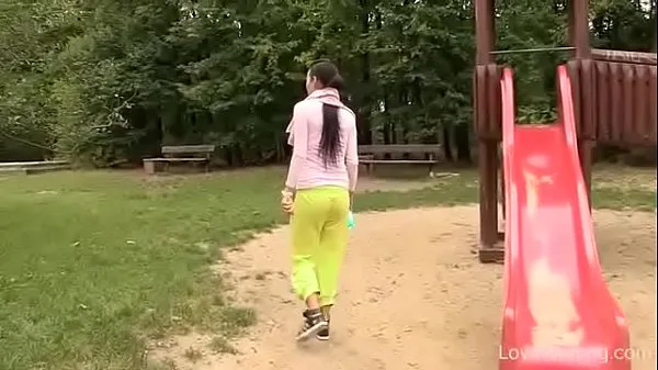 Nagy Bursting To Pee In A Public Park, Young Girl Faces An Embarrassing Situation meleg videók