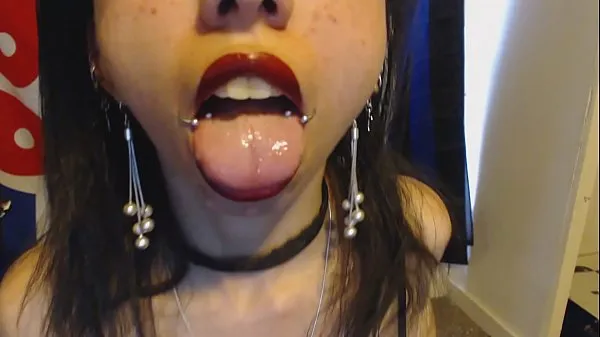 Grandes Goth con lápiz labial rojo babea mucho y te lanza burbujas de saliva: saliva y fetiche de lápiz labialvídeos cálidos