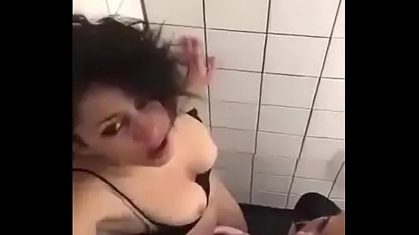 Grosses 2 filles dans les toilettes espion vidéos chaleureuses