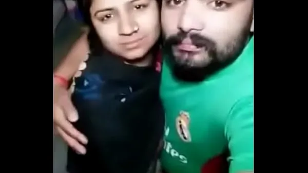 Nagy Desi cute sexy Bhabhi Give smooch kiss her hubby meleg videók