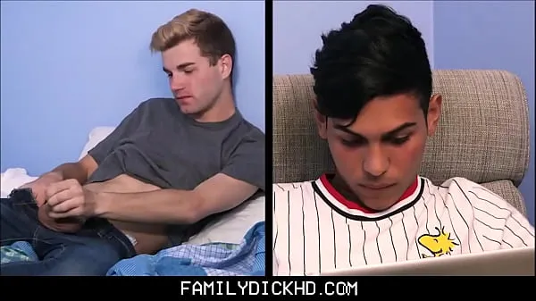 Grandes Bear Step Dad entra em seu Twink Step filho fodendo um Twink Latino estudante de intercâmbio estrangeiro e se junta - Kristofer Weston, Ariano vídeos calorosos