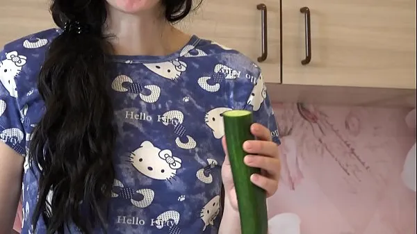 Grandes La chica se comió un pepino y este pepino se folló un apetitoso coño hasta un delicioso orgasmovídeos cálidos