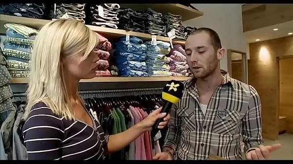 Grandi BELLA DONNA SCOPA IN NEGOZIO SUPERDRY BRUGGE YELLOW STOREvideo calorosi