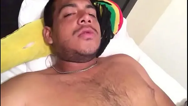 Große Hairy gets excited in bed thinking about fuckingwarme Videos