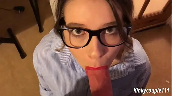 Grandes con gafas tiene que chupar la polla para mantener el trabajo - kinkycouple111vídeos cálidos