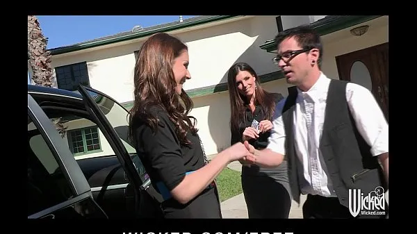 Nagy Pair of sisters bribe their car salesman into a threesome meleg videók