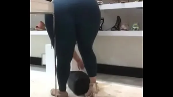 Grosses Super culona dans le magasin de chaussures vidéos chaleureuses