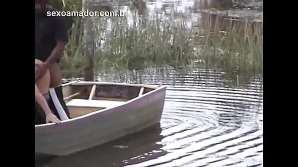 Große Eine verheiratete Frau wird dabei erwischt, wie sie ihren Ehemann im Teich der Farm mit einem Angestellten des Ortes betrügtwarme Videos