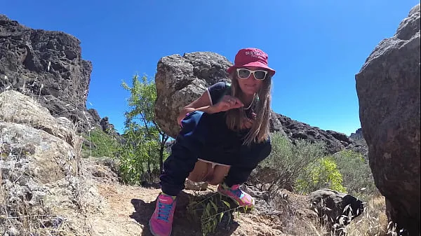 크고 PISS PISS TRAVEL - Young girl tourist peeing in the mountains Gran Canaria. Public Canarias 따뜻한 동영상