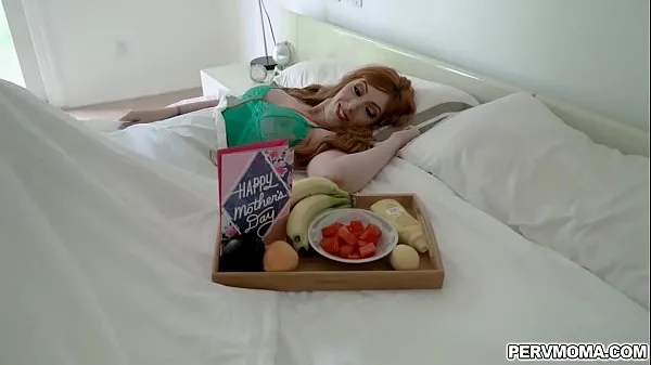 Veľké Hot redhead MILF Lauren Phillips gets a special day breakfast in bed from gave him a special reward by starting a hot blowjob teplé videá