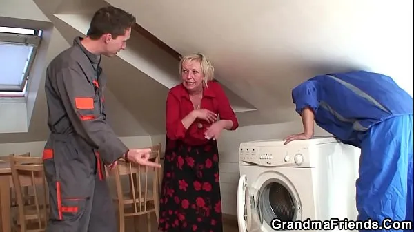 Two repairmen fuck busty granny till cum Video hangat besar