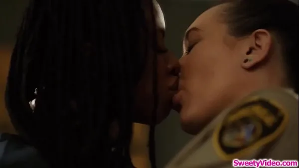 مقاطع فيديو رائعة Ebony inmate eats lesbian wardens pussy رائعة