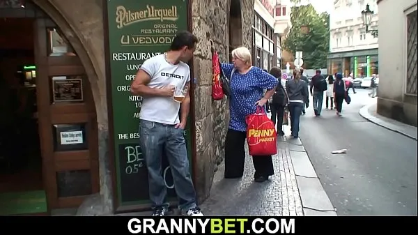 Grandi La nonna tettona cavalca il cazzo dello sconosciutovideo calorosi