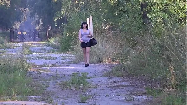 Grandi Fare pipì in un luogo pubblico è il mio hobby fetish preferito. Super storie di potenti getti di urina da una figa pelosa per strada e nel vano scalavideo calorosi