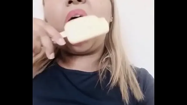 Sucking the very tasty popsicle Video ấm áp lớn