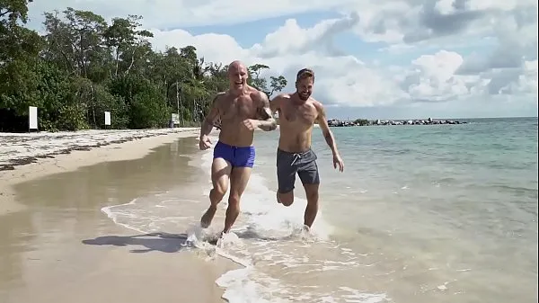 बड़े GAYWIRE - Trevor Laster Gets A Good Pump On The Beach With Help From Wesley Woods गर्मजोशी भरे वीडियो