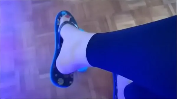 Große Nicolettas fantastische Füße in Flip Flops, um alle zu lecken und anzubetenwarme Videos