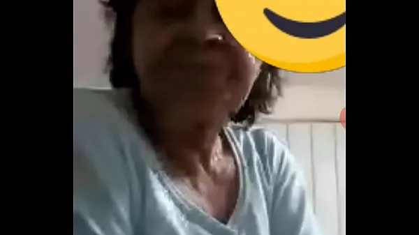 My granny can't stand the quarantine and makes me a video call Video hangat besar