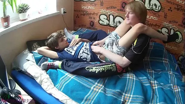Grandi Due giovani amici che fanno atti gay che si sono trasformati in una sborratavideo calorosi