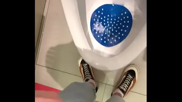 Stora peeing in a urinal in a public toilet varma videor