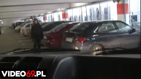 Grandes Películas porno gratis - Una chica de hace una mamada en el auto en el estacionamiento de un centro comercialvídeos cálidos