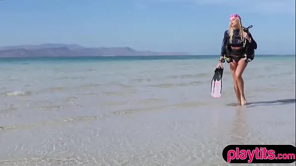 วิดีโอยอดนิยม Perfect blondie model at the sea practicing her diving skills รายการใหญ่