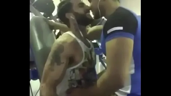 크고 Lovely Gay Kiss at Gym Between Two Indians 따뜻한 동영상