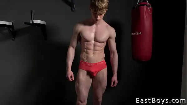 Grosses Casting - Andrei Gorb est une incroyable carcasse d'homme, son corps musclé et lisse projette une confiance tranquille vidéos chaleureuses