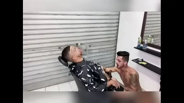 Μεγάλα Barber shop naughty bitch serving his customer with that special service ζεστά βίντεο