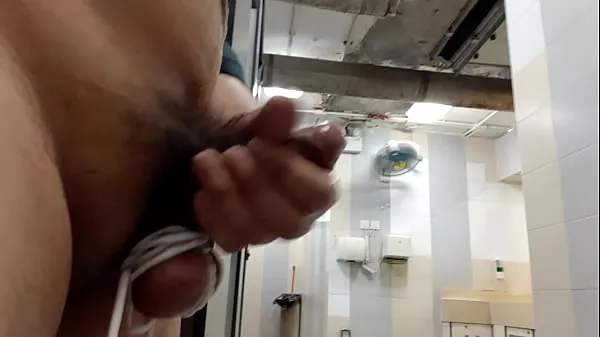 Veľké Tied my ball and jerking in Hong Kong public toilet teplé videá