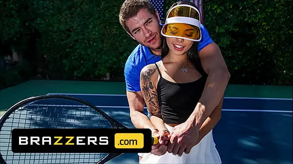 Xander Corvus) Massages (Gina Valentinas) Foot To Ease Her Pain They End Up Fucking - Brazzers Video hangat besar
