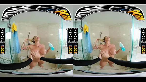 大 Busty Blonde MILF Robbin Banx Seduces Step Son In Shower 温暖的视频
