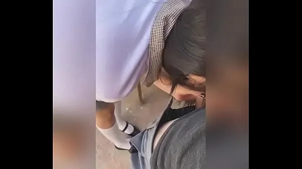 Grosses Une jeune fille mexicaine suçant une bite à l'école et à la fin, ils l'ont mise dans un chiot et l'ont baisée à l'arrière des salles de classe ! Il QUITTE la classe pour sucer la bi vidéos chaleureuses