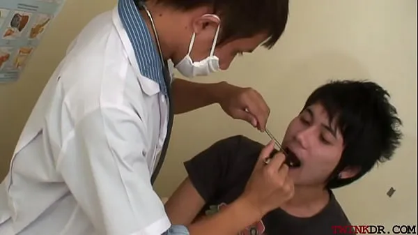 Grandes Twink Asian examinado y criado para semen en el consultorio del médicovídeos cálidos