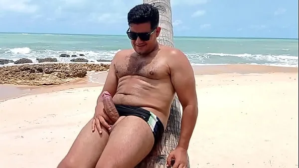 Grosses Yuri Gaucho se masturbe sur la plage de Coqueirinho PB avec des baigneurs sur la plage vidéos chaleureuses