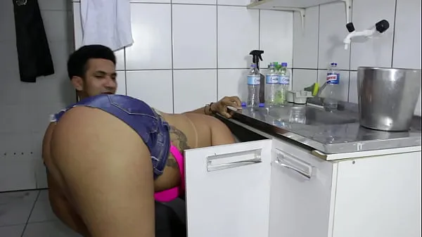 大 The cocky plumber stuck the pipe in the ass of the naughty rabetão. Victoria Dias and Mr Rola 温暖的视频