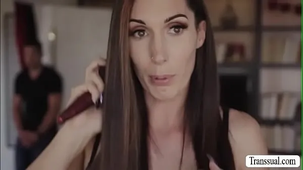 Grote Stepson bangs the ass of her trans stepmom warme video's